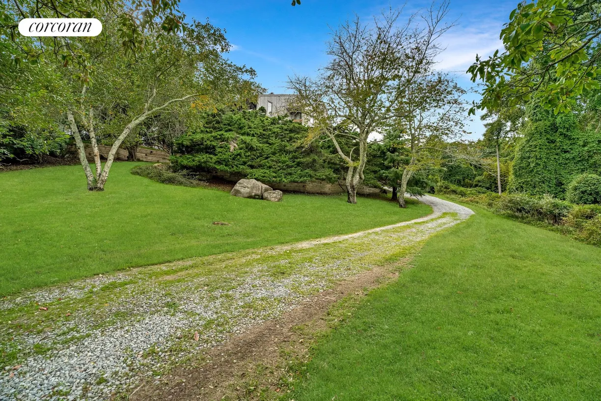 The Hamptons Real Estate | View 37 Gardiners Bay Drive | room 2