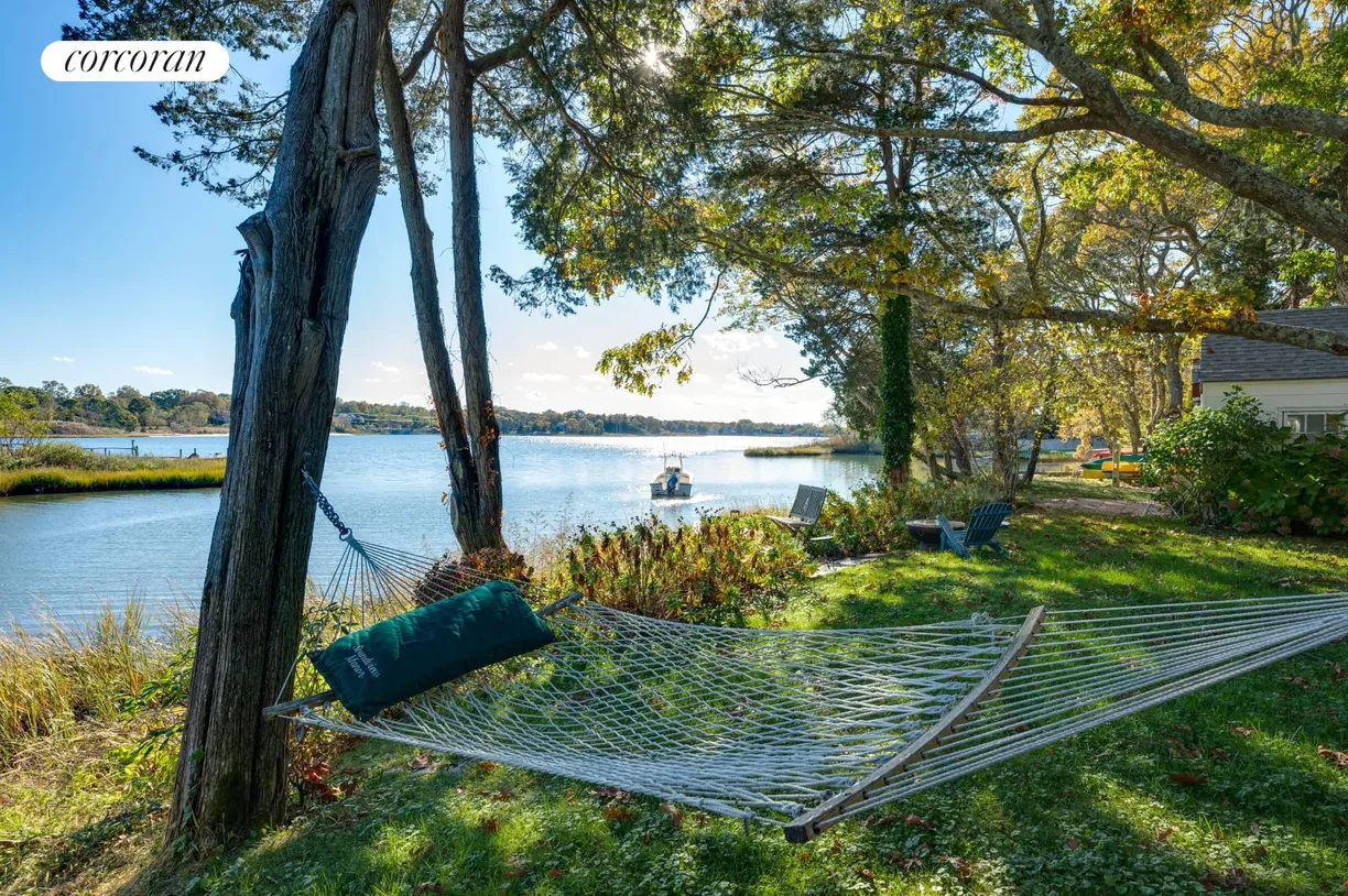 The Hamptons Real Estate | View 64 Towd Point Road | room 1