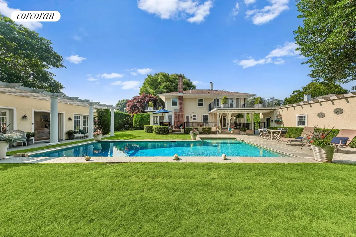 The Hamptons Real Estate | View 24 Jennings Avenue | room 1