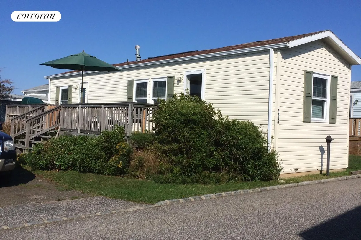 The Hamptons Real Estate | View 100 Deforest Road 505 | 2 Beds, 1 Bath