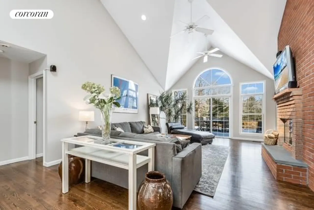 The Hamptons Real Estate | View 537 Hands Creek Road | room 2