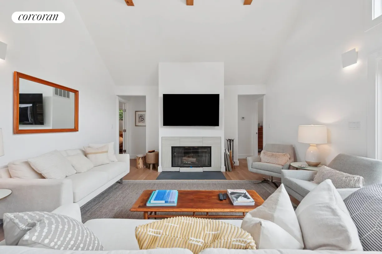 The Hamptons Real Estate | View 55 Hildreth Lane | Living Room