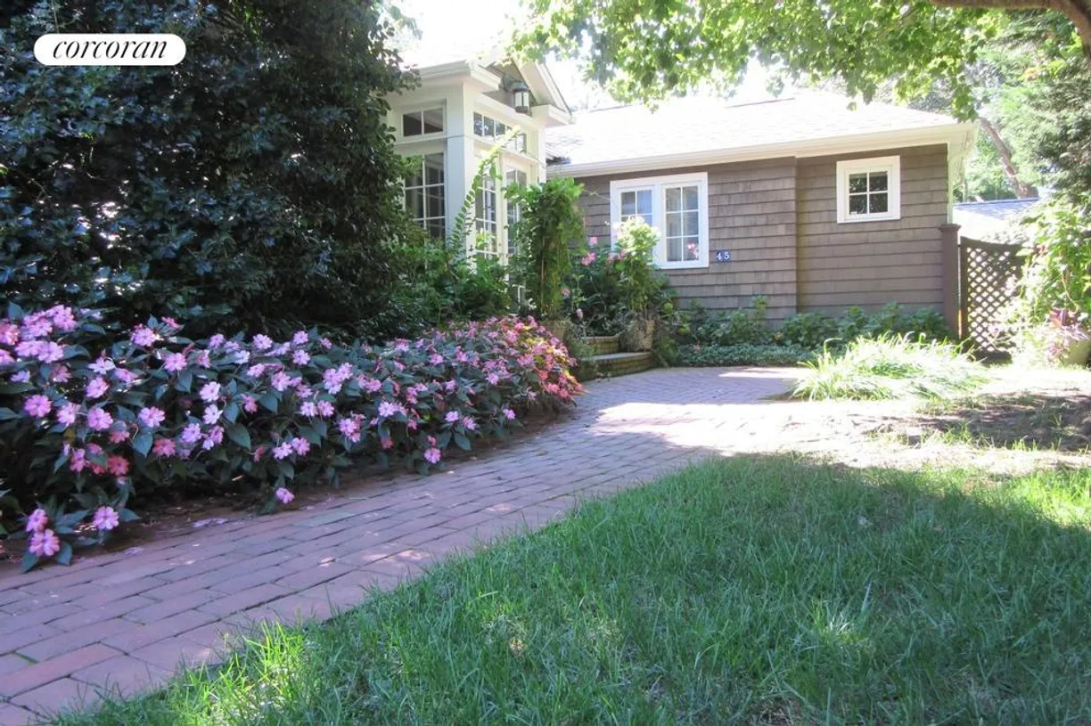 The Hamptons Real Estate | View 45 Buell Lane | 2 Beds, 2 Baths