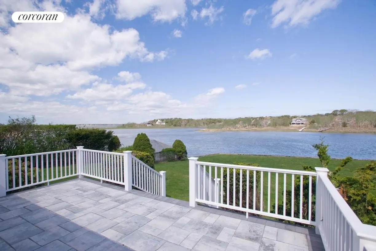The Hamptons Real Estate | View  | room 2