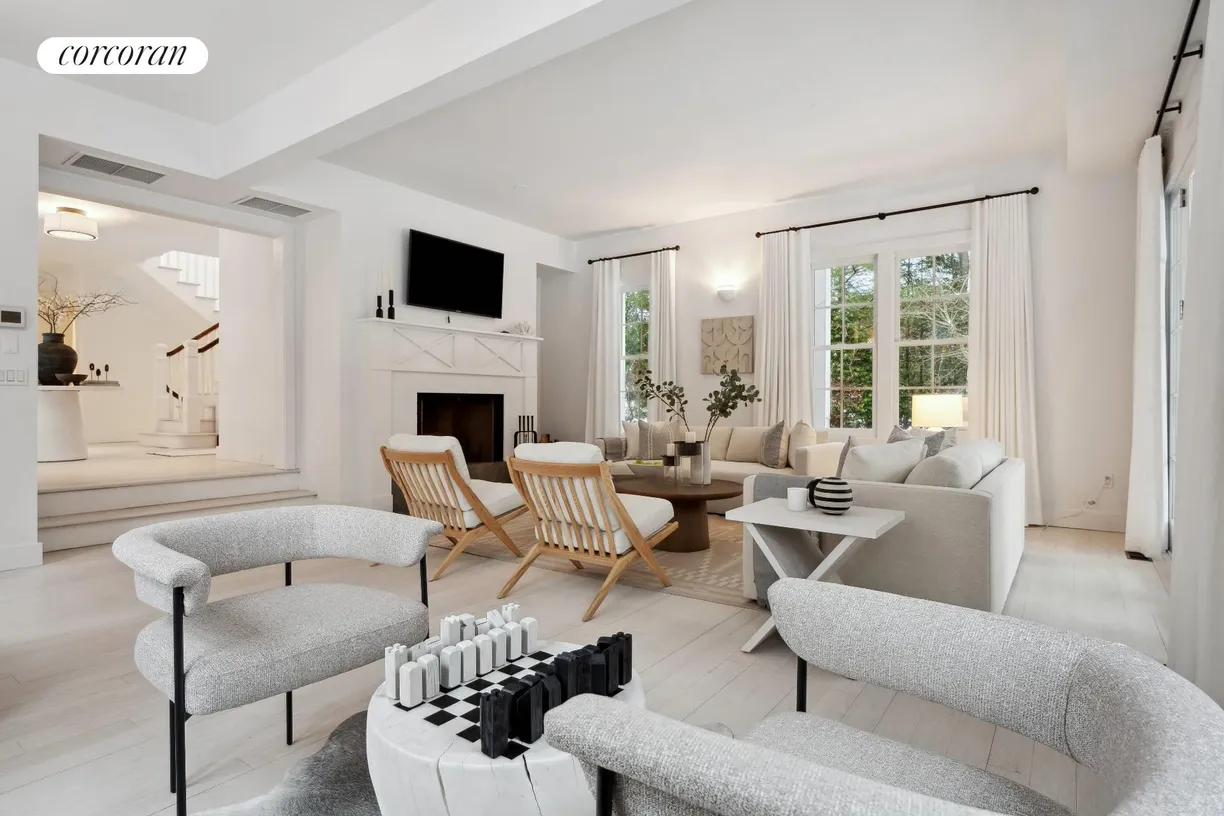 The Hamptons Real Estate | View 211 Cove Hollow Road | room 2