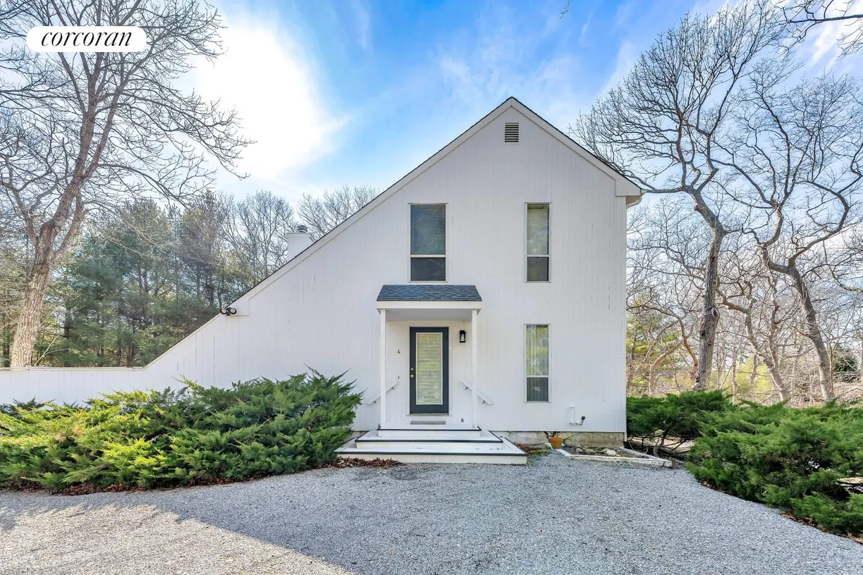 The Hamptons Real Estate | View 4 Historical Court | 4 Beds, 2 Baths