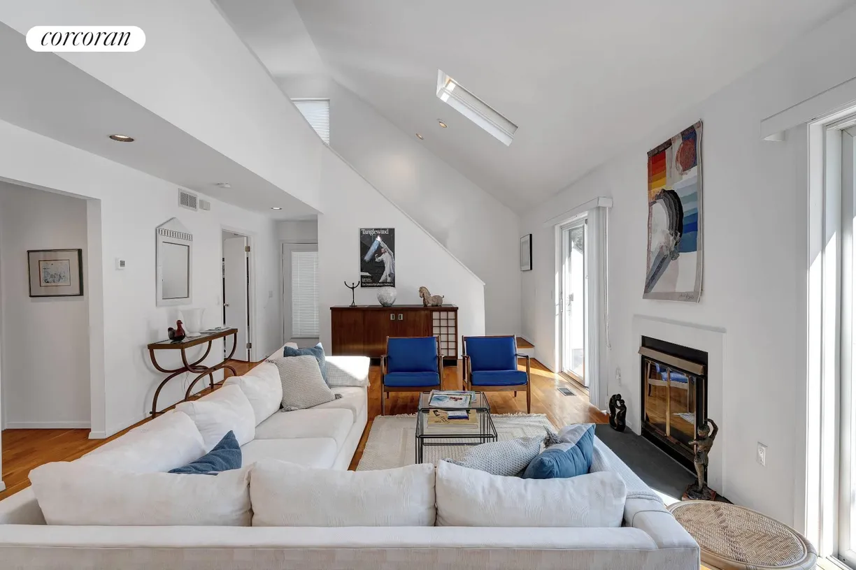 The Hamptons Real Estate | View 4 Historical Court | room 1