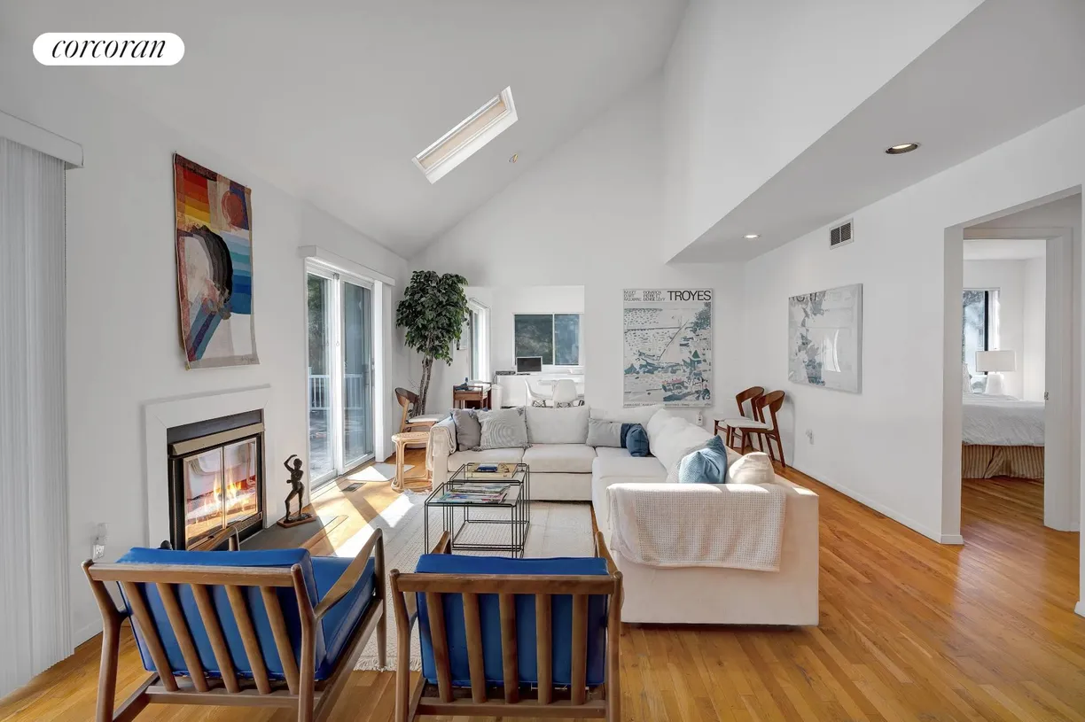 The Hamptons Real Estate | View 4 Historical Court | room 2