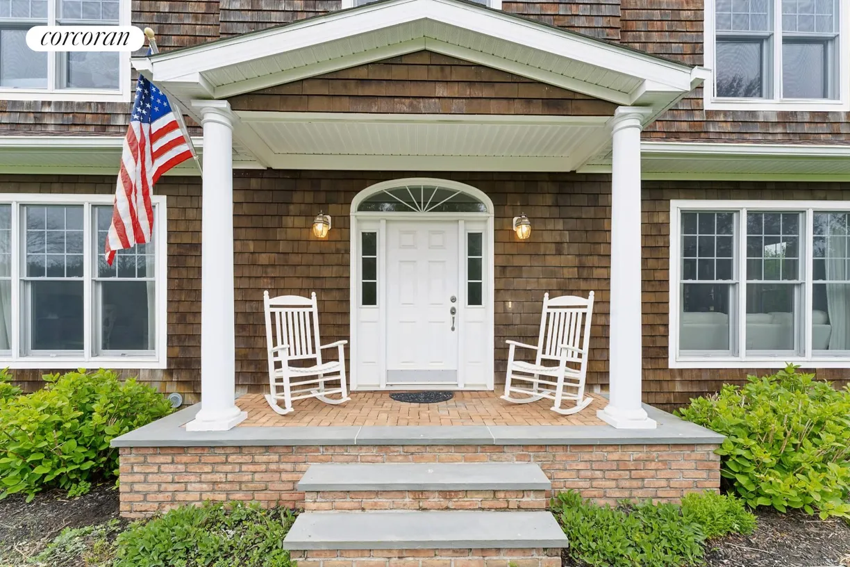The Hamptons Real Estate | View  | room 2