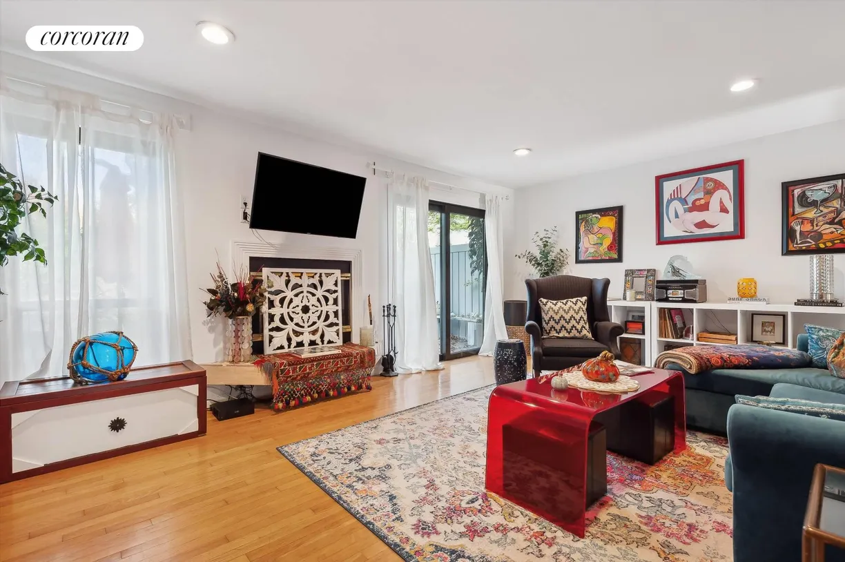 The Hamptons Real Estate | View  | room 2
