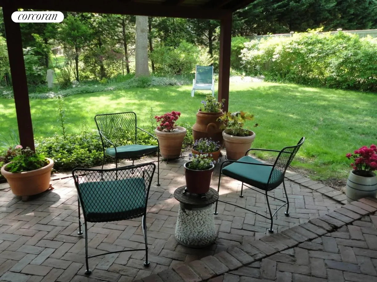 The Hamptons Real Estate | View  | room 2