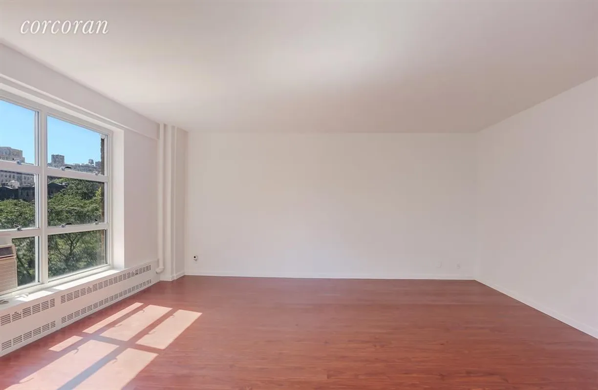 New York City Real Estate | View 100 La Salle Street, 7D | Living Room