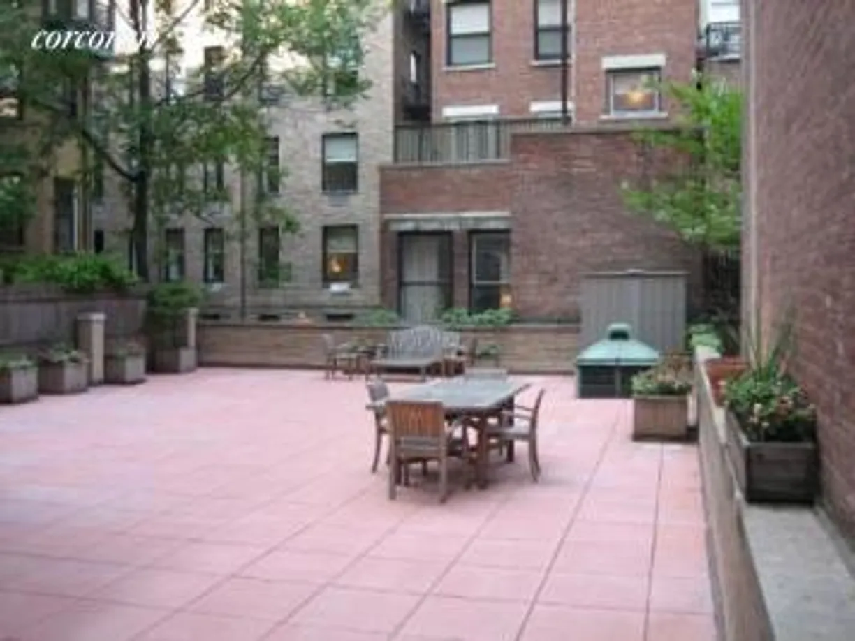 New York City Real Estate | View 923 Fifth Avenue | 2 Beds, 2 Baths