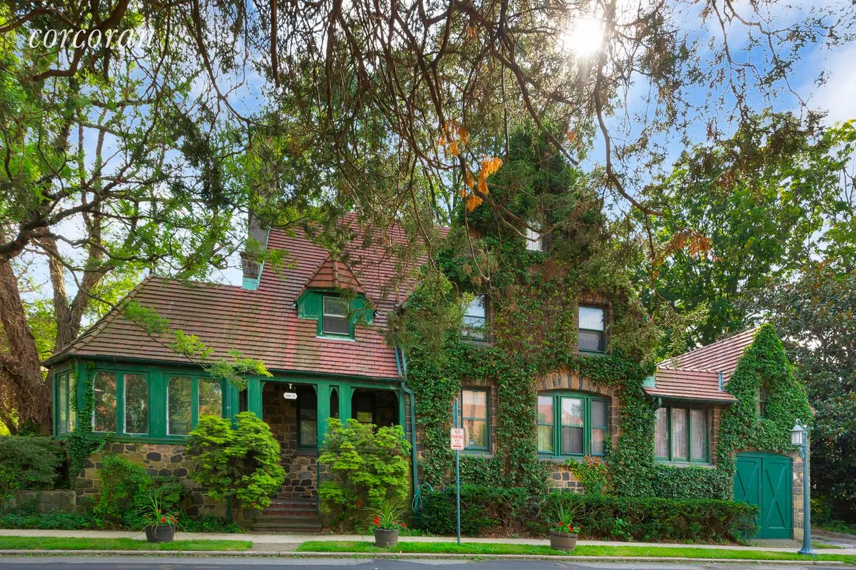 New York City Real Estate | View 17 Bow Street | 6 Beds, 3 Baths