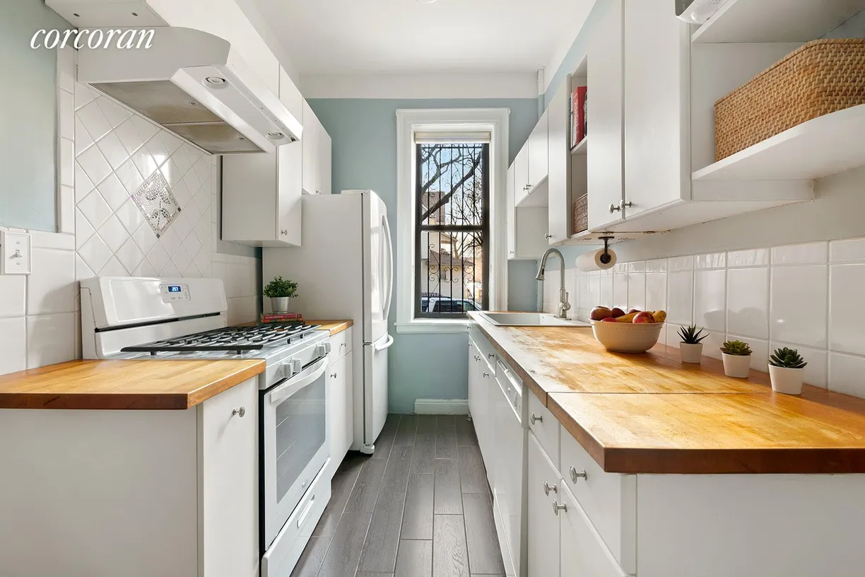 New York City Real Estate | View 5 Stratford Road, 4 | room 1