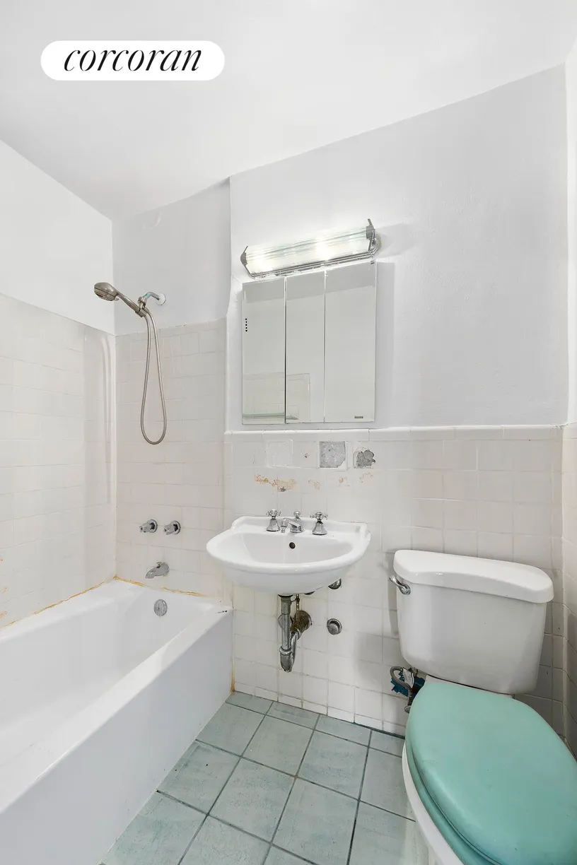 New York City Real Estate | View 15 CHARLES STREET, 4H | Full Bathroom