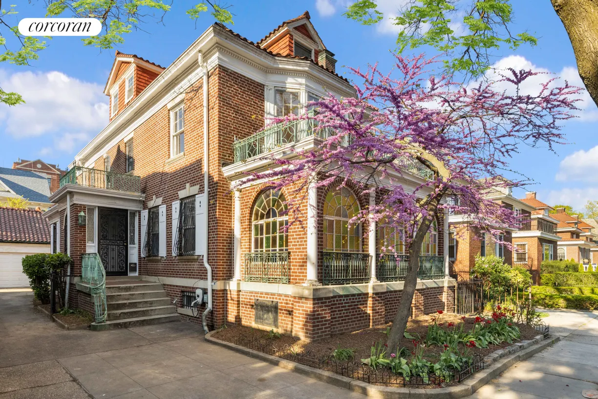 New York City Real Estate | View 39 Maple Street | 5 Beds, 3 Baths