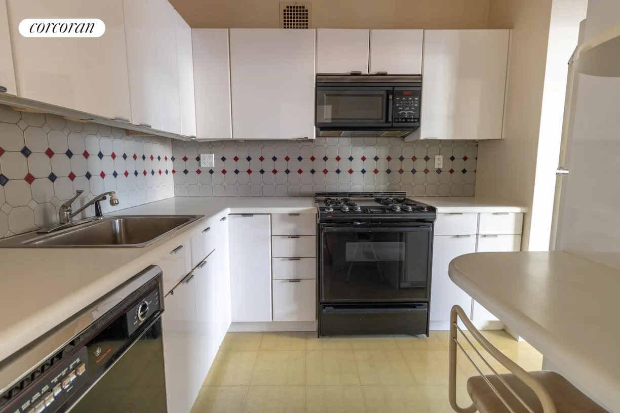 New York City Real Estate | View 300 East 74th Street, 6E | room 2