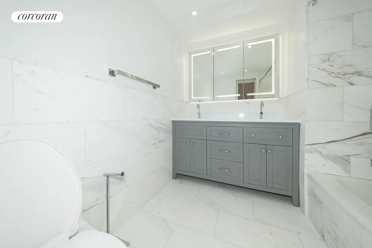New York City Real Estate | View 721 Fifth Avenue, 32B | Full Bathroom