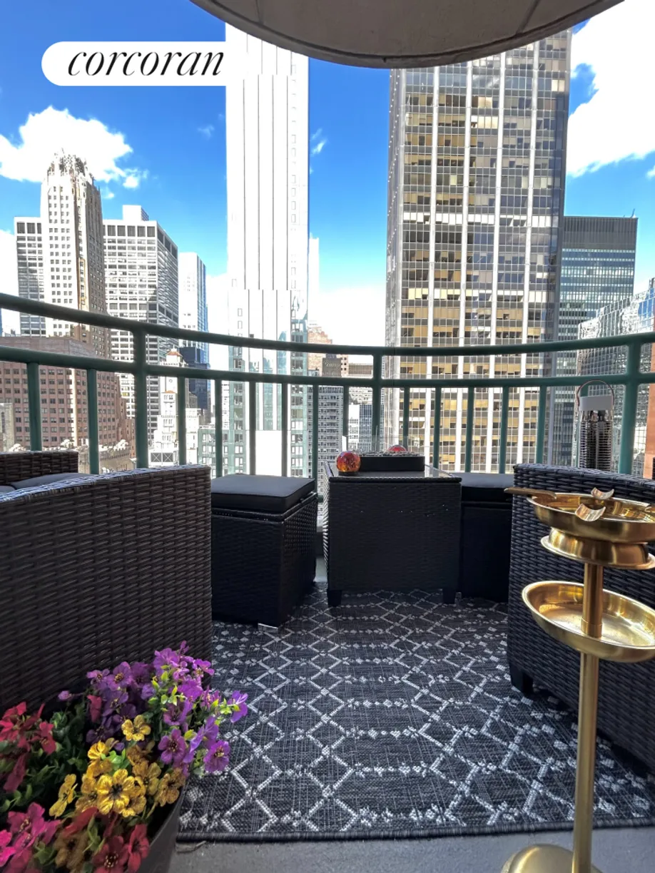 New York City Real Estate | View 145 East 48th Street, 27G | 1 Bed, 1 Bath