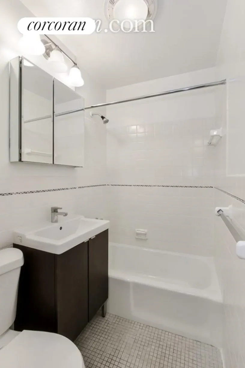 New York City Real Estate | View 30 Horatio Street, 1D | Full Bathroom