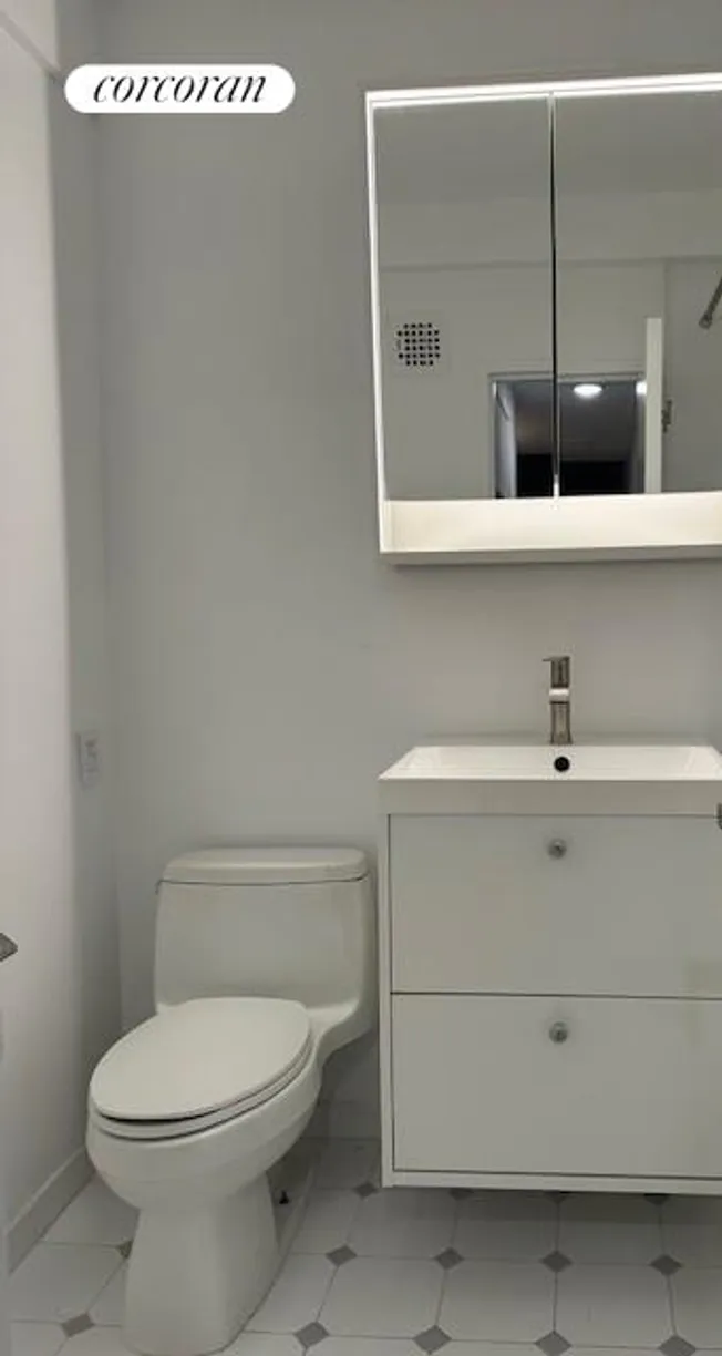 New York City Real Estate | View 301 East 66th Street, 17E | Full Bathroom