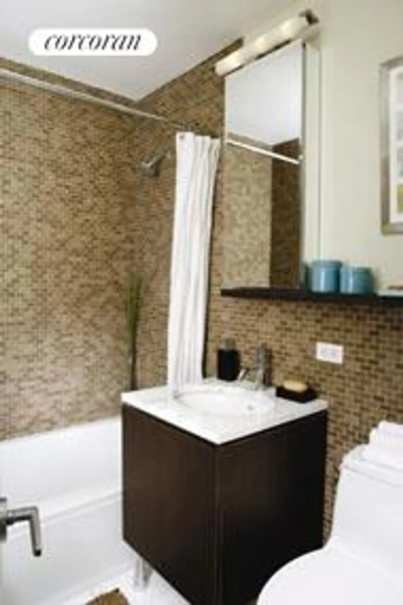 New York City Real Estate | View 100 West 93rd Street, 6A | Full Bathroom