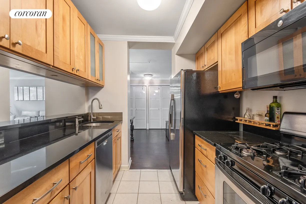 New York City Real Estate | View 2 South End Avenue, 8LM | room 1