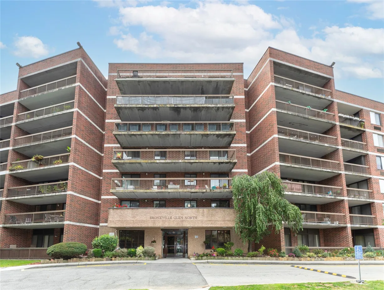 Westchester Real Estate | View 1374 Midland Avenue #607 | room 1