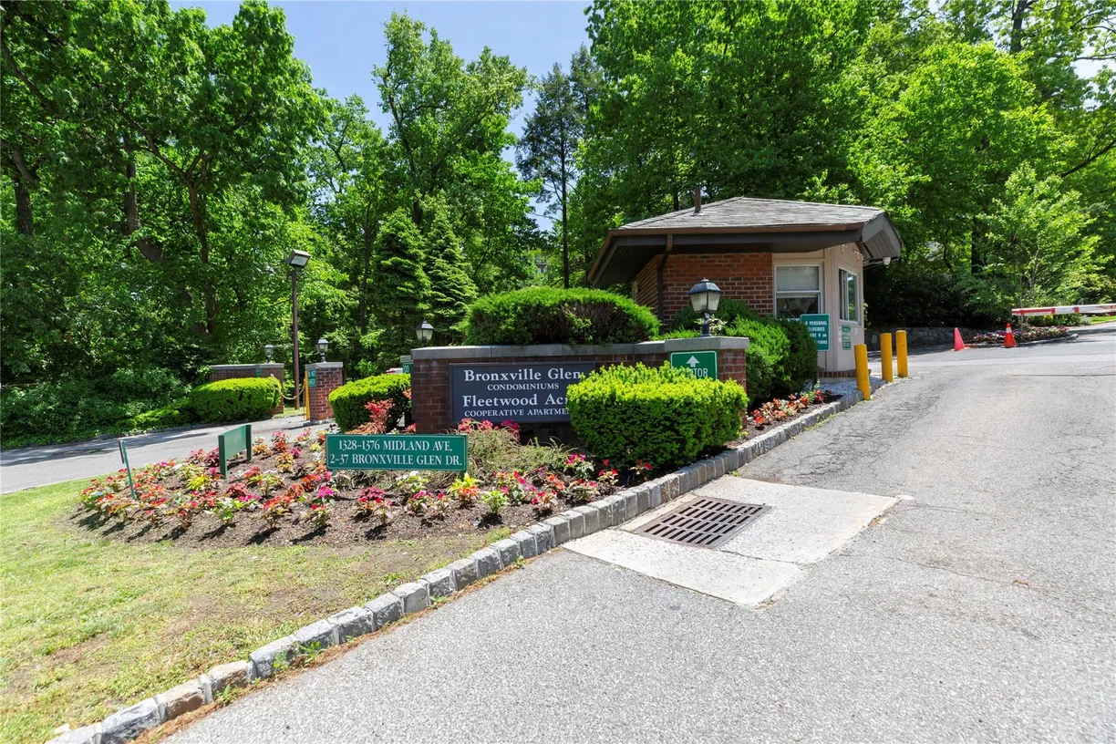 Westchester Real Estate | View 1374 Midland Avenue #607 | 1 Bed, 1 Bath