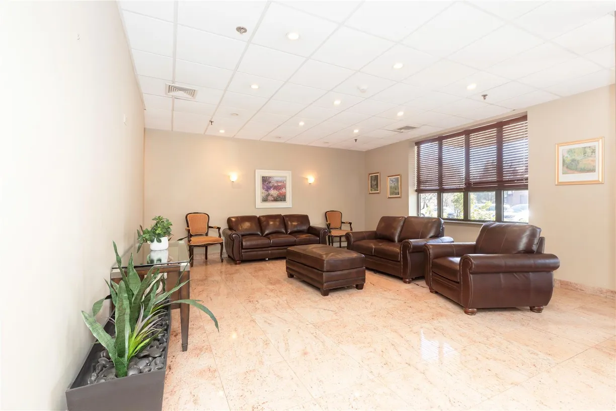 Westchester Real Estate | View 1374 Midland Avenue #607 | room 2