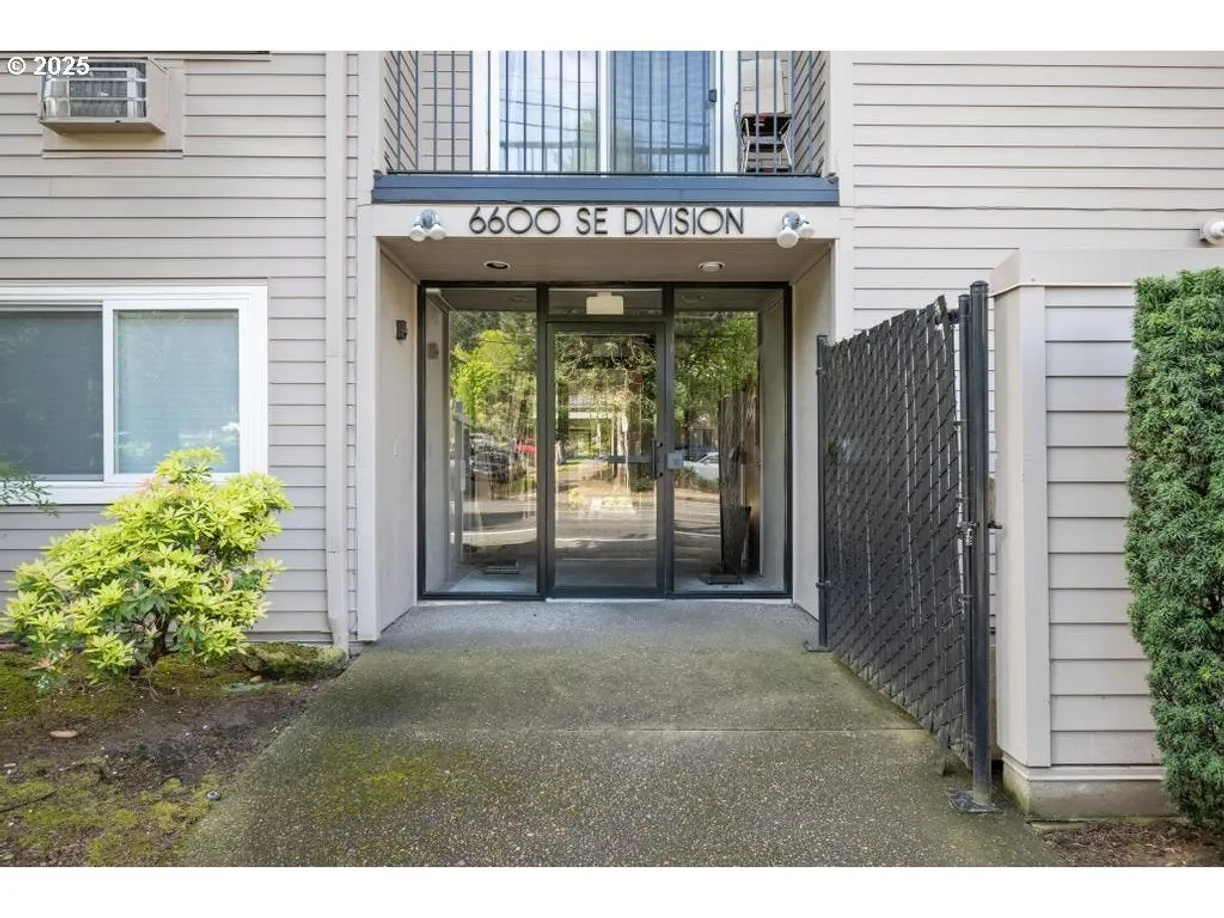 Portland, OR Real Estate | View 6600 SE Division St #304 | room 2