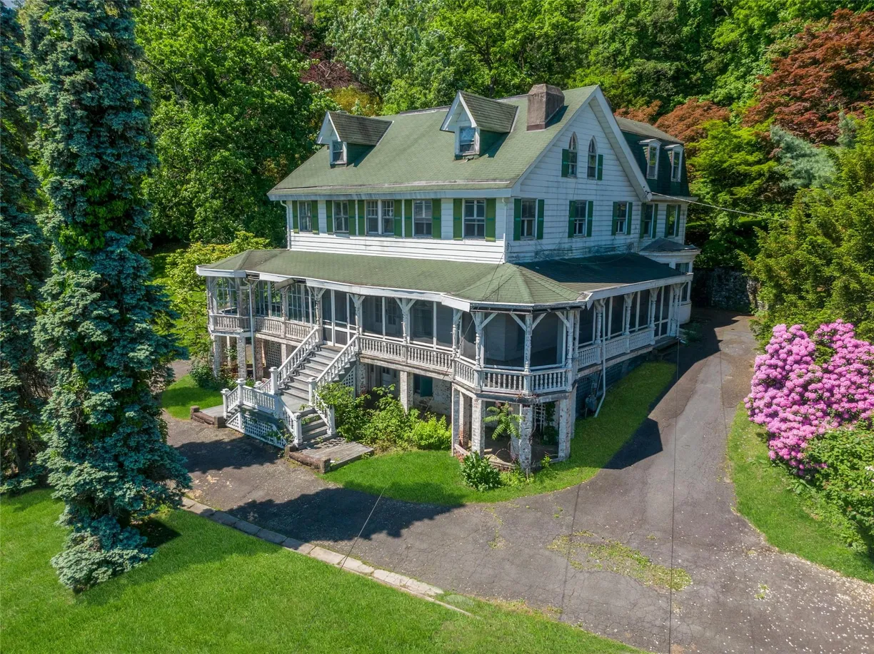 Rockland/Orange/NJ Real Estate | View 225 River Road | 7 Beds, 5 Baths