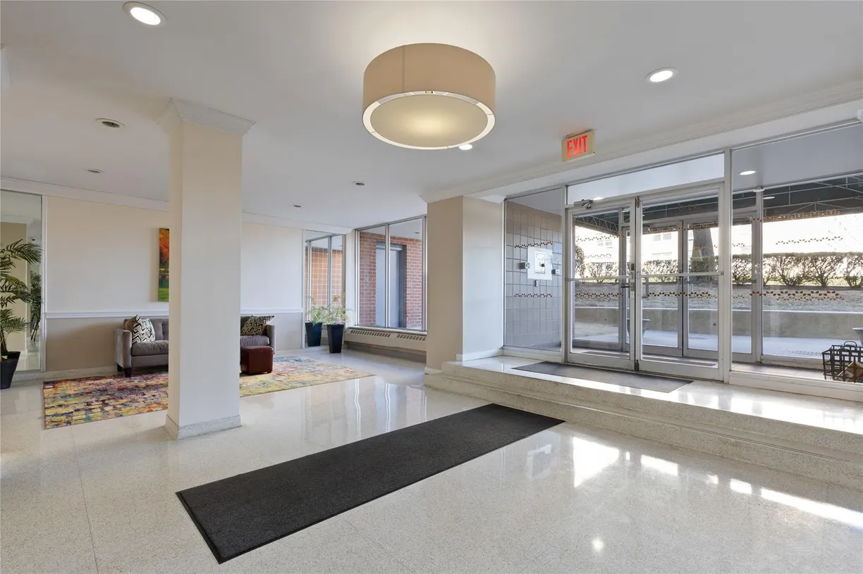 Westchester Real Estate | View 370 Westchester Avenue #6C | room 2
