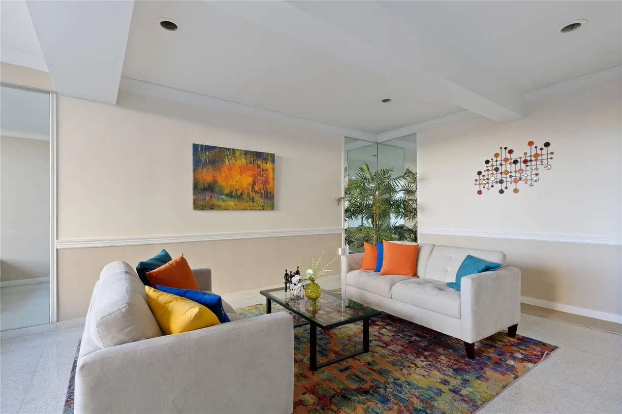 Westchester Real Estate | View 370 Westchester Avenue #6C | room 1