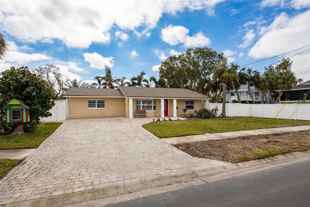 Sarasota/St. Petersburg Real Estate | View 1820 Massachusetts Avenue Ne | room 2