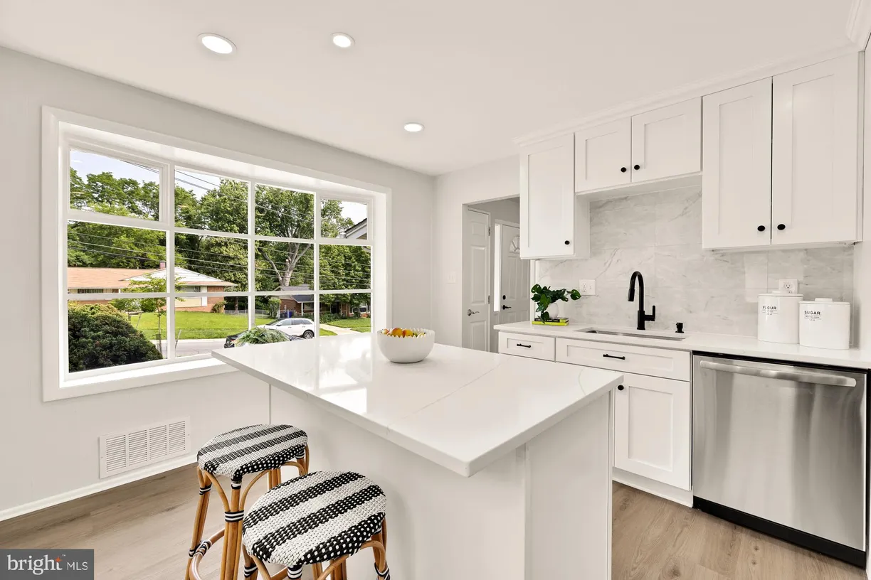Washington Metro Area Real Estate | View 525 E Indian Spring Drive | 4 Beds, 3 Baths