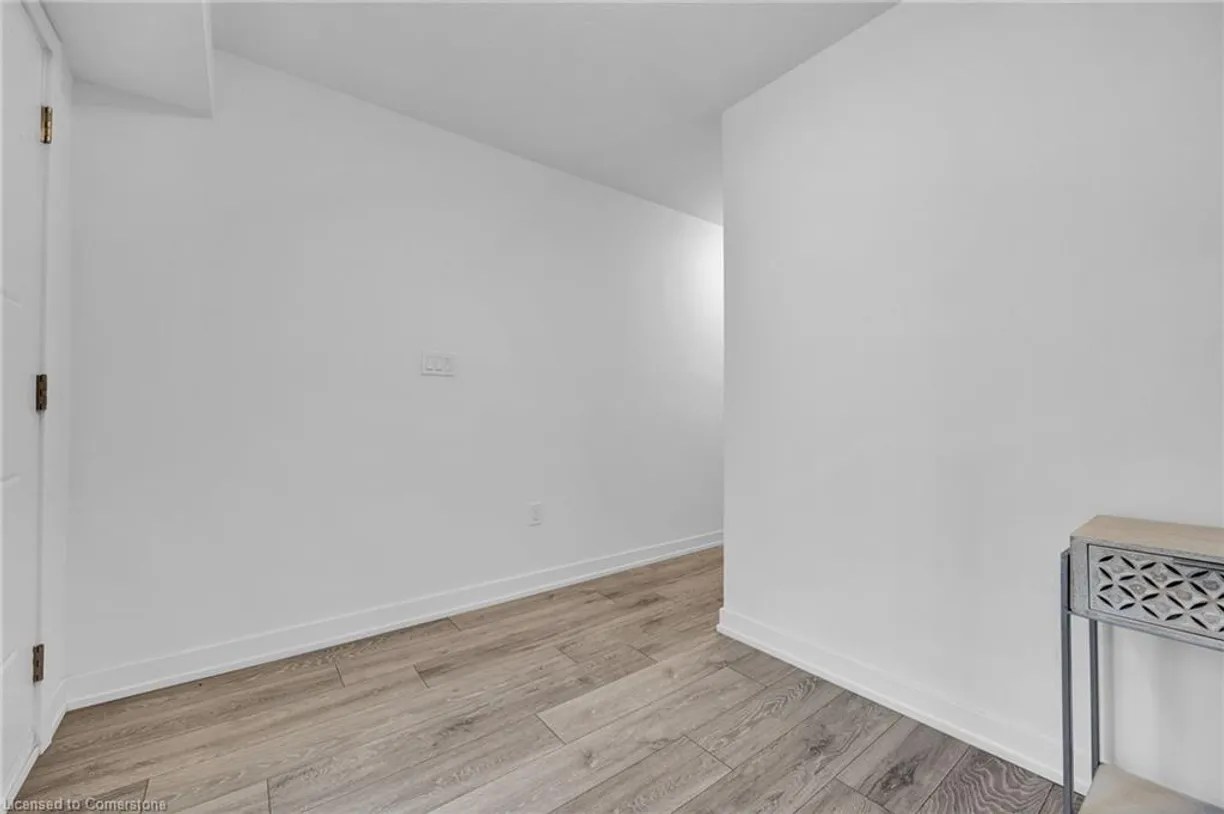 Ontario Real Estate | View 211 West Oak Trail | Photo4