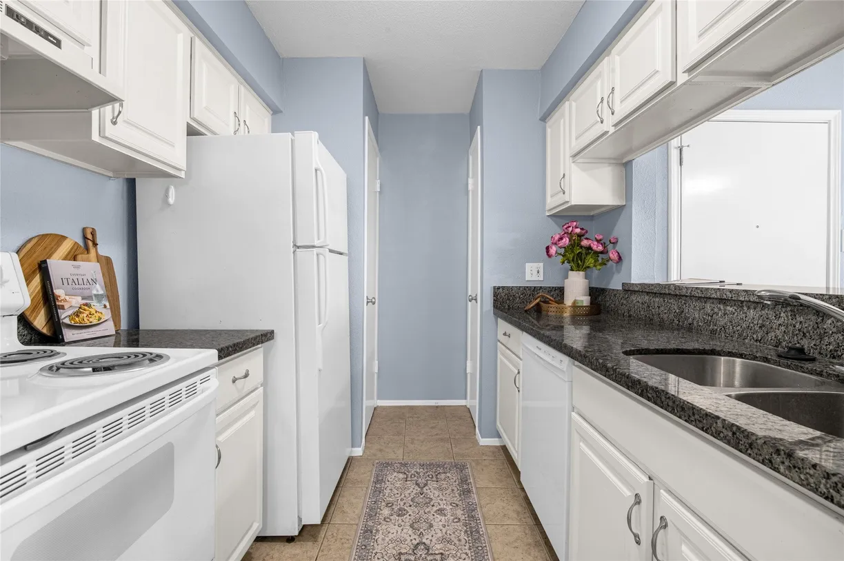 Houston Real Estate | View 3300 Pebblebrook Drive #88 | room 2