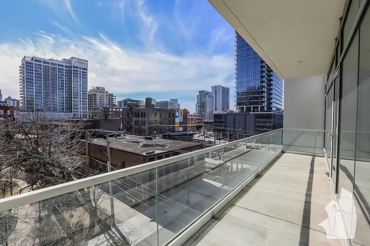 Chicago Real Estate | View 858 N Franklin, 404 | room 2