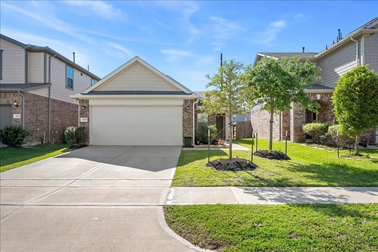 Houston Suburbs Real Estate | View 5327 Castle Discordia Street | 3 Beds, 2 Baths