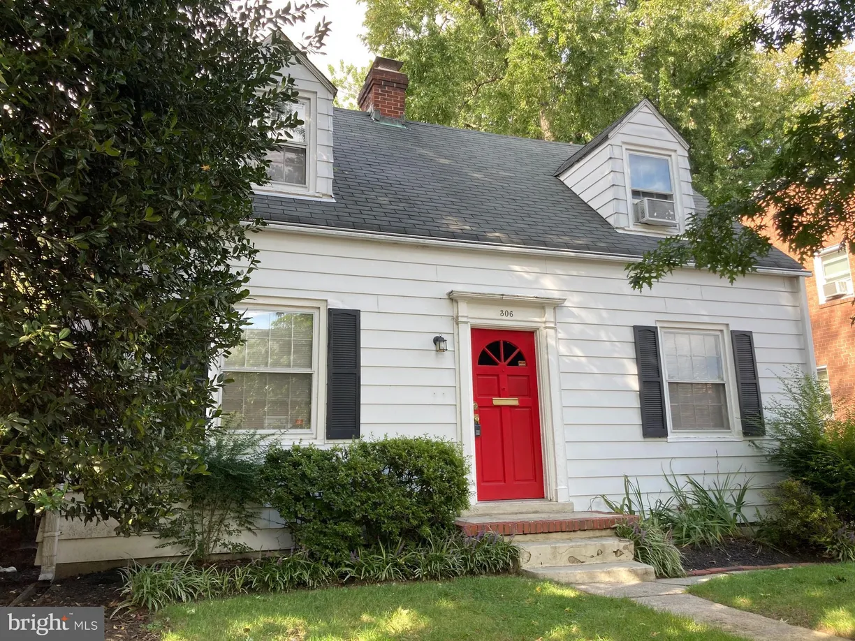 Washington Metro Area Real Estate | View 306 E Oak Street | 2 Beds, 2 Baths