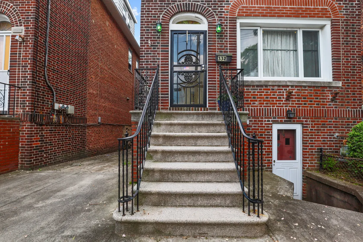Westchester Real Estate | View 332 East 240th Street | 2_img_0611