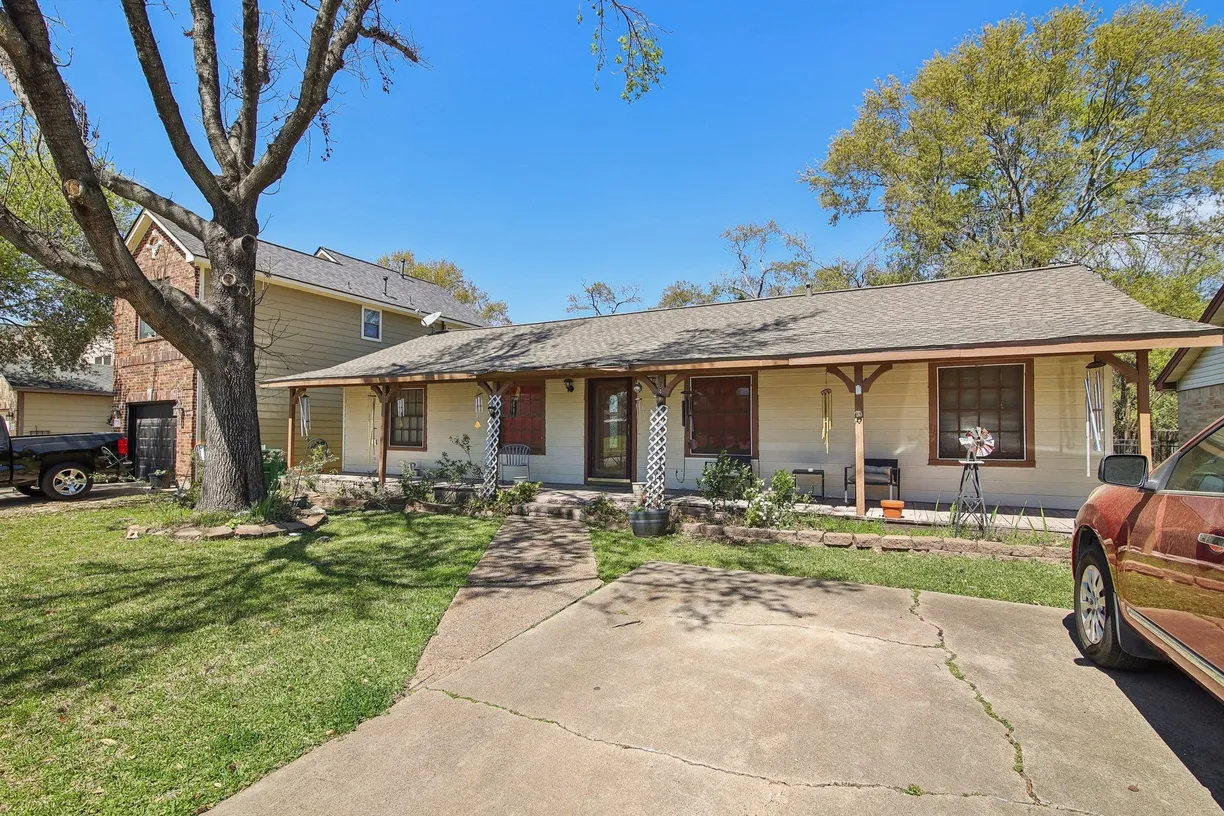 Houston Real Estate | View 10470 Alcott Drive | 2 Beds, 2 Baths