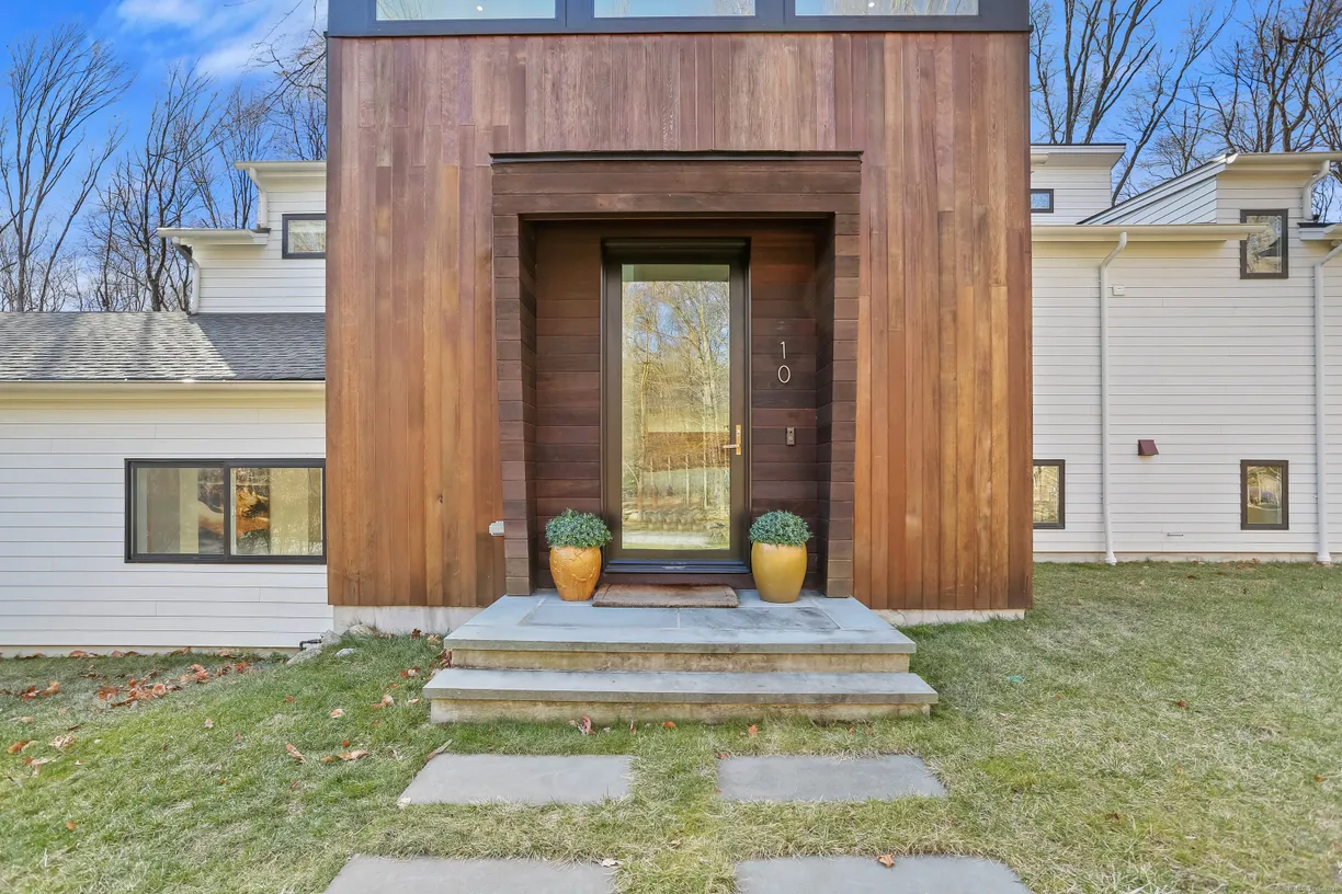Greenwich Real Estate | View 10 Heathwood Lane | room 2