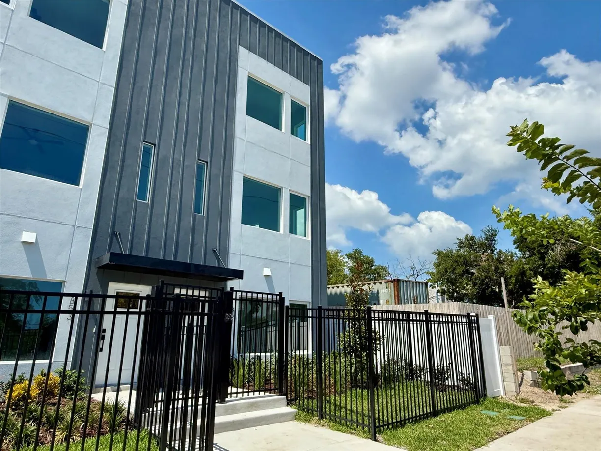 Sarasota/St. Petersburg Real Estate | View 851 6th Avenue S | 2 Beds, 2 Baths