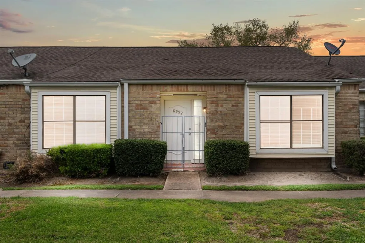 Houston Suburbs Real Estate | View 8952 Wilcrest Drive | room 1