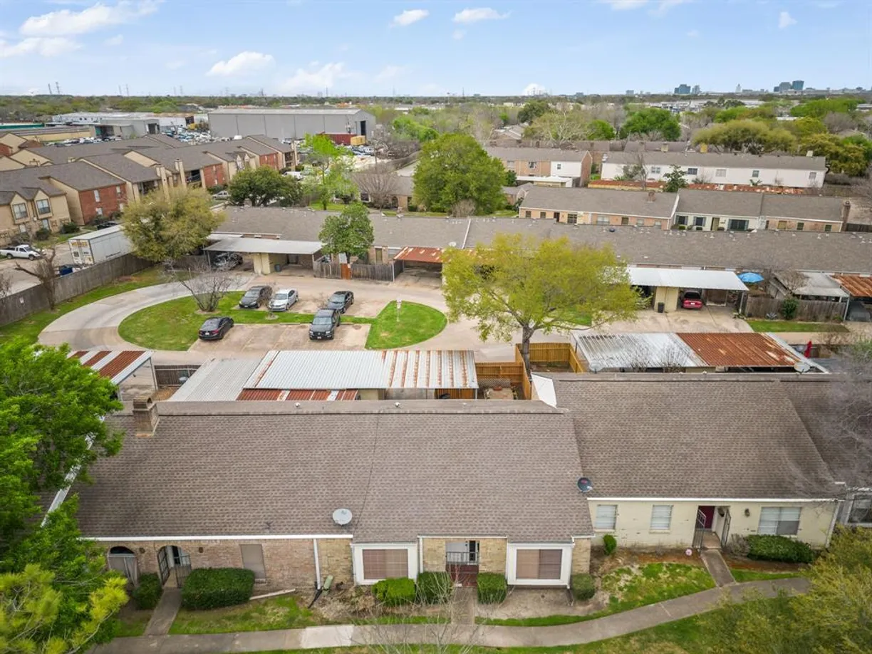 Houston Suburbs Real Estate | View 8952 Wilcrest Drive | room 2