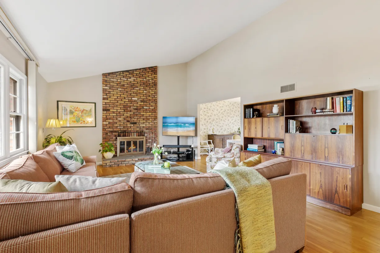 Westchester Real Estate | View 46 Tarryhill Road | 002