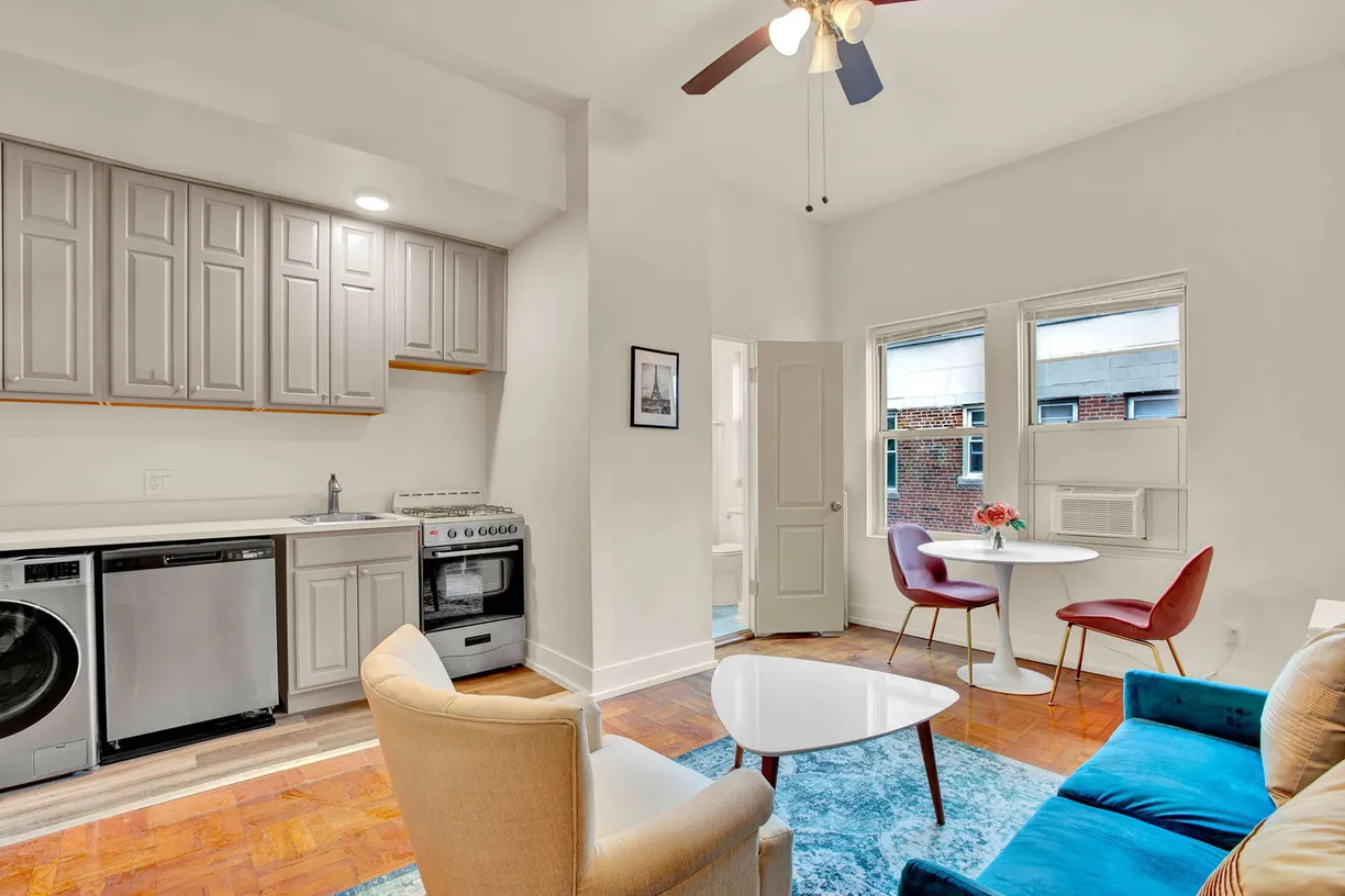 Chicago Real Estate | View 1100 N Lasalle, 1318 | room 2
